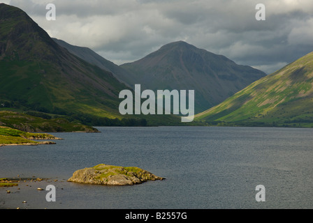 Wastwater, mit Blick auf die Gipfel des großen Giebel, Lake District National Park, West Cumbria UK Stockfoto