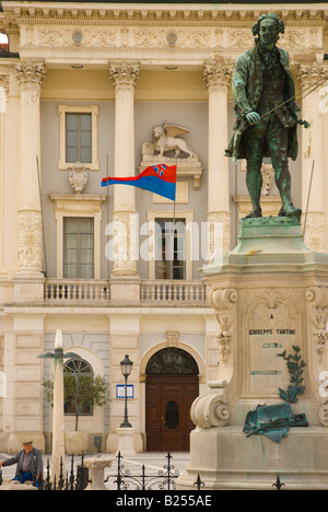 Statue von Tartini und das Rathaus in Tartinijev Trg Platz in Piran Slowenien Europa Stockfoto