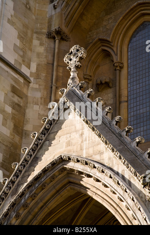 Oben auf einem Spitzen Bogen Querschiff Nordportal Westminster Abbey-London England Stockfoto