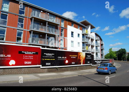 Neu gebaute Wohnungen neben Road, London Road, Bracknell, Berkshire, England, Großbritannien Stockfoto