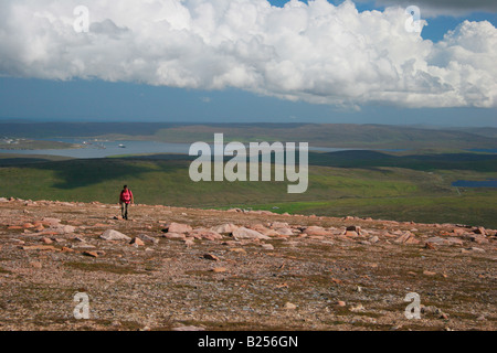Ein Walker auf NAS Hügel, der höchste Berg in der Shetland-Inseln, Nord Mavine, Festland, Shetland, Schottland Stockfoto