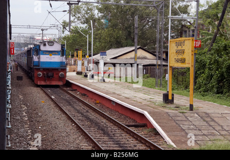 Züge stehen in Thrissur Station zwischen Kochi Cochin und Kannur Cannanore Kerala Indien Stockfoto