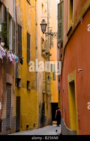 eine Person, die zu Fuß durch schmale Gasse, Altstadt von Nizza, Côte d ' Azur, Südfrankreich Stockfoto