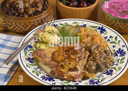 Typisches Essen Lettland. Schweinerippchen, Borschtsch und graue Erbsen mit Speck Stockfoto