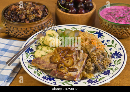 Typisches Essen Lettland. Schweinerippchen, Borschtsch und graue Erbsen mit Speck Stockfoto