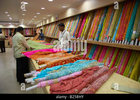 Indische Stoffen zum Verkauf in Pothys Textile speichern Panagal Park T Nagar Chennai Madras Tamil Nadu, Indien Stockfoto