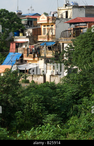 Wohngebiet entlang des Red River in Hanoi in der Nähe der Long Bien-Brücke Stockfoto