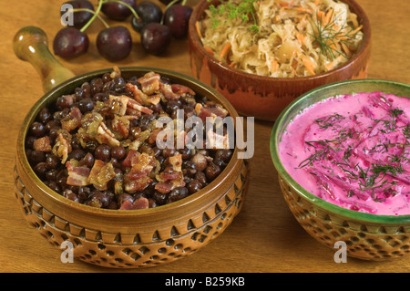 Typisches Essen Lettland. Graue Erbsen mit Speck und Borschtsch. Stockfoto