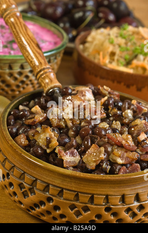 Typisches Essen Lettland. Graue Erbsen mit Speck und Borschtsch. Stockfoto