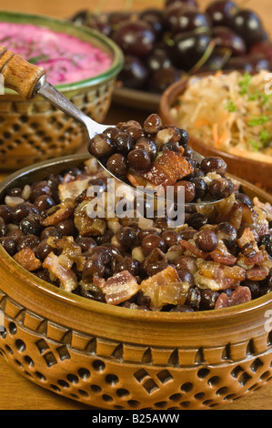 Typisches Essen Lettland. Graue Erbsen mit Speck und Borschtsch. Stockfoto