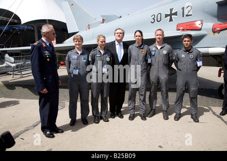 Deutschen Bundesrepublik Verteidigung Minister Dr. Franz Josef Jung am Flughafen Schönefeld ILA 2008 in Berlin Stockfoto