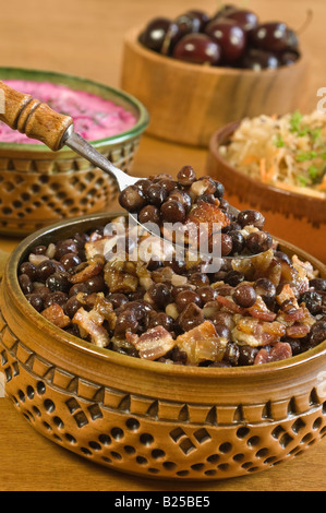 Typisches Essen Lettland. Graue Erbsen mit Speck und Borschtsch. Stockfoto