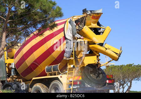 Beton LKW nach Lieferung eine volle Ladung Transportbeton begossen wird. Stockfoto