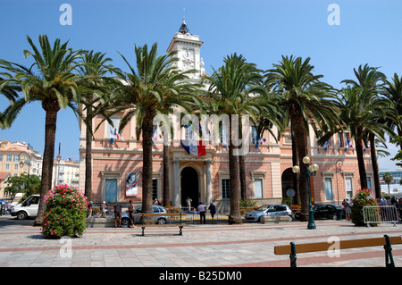 Das rosa Rathaus, teils versteckt hinter Palmen in Square Foch, Ajaccio Stockfoto