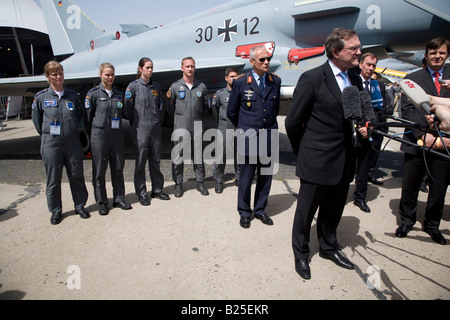 Deutschen Bundesrepublik Verteidigung Minister Dr. Franz Josef Jung am Flughafen Schönefeld ILA 2008 in Berlin Stockfoto