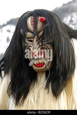 Maus Essen Tschaeggaetae Maske Träger, Masken Karneval, Wiler Lötschental, Wallis, Schweiz Stockfoto