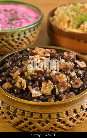 Typisches Essen Lettland. Graue Erbsen mit Speck und Borschtsch. Stockfoto