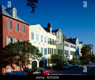 Rainbow Row in historischen Charleston South Carolina, USA. Die bunten Häuser diente, betrunkene zu helfen, die Diener ihren Weg nach Hause finden Stockfoto