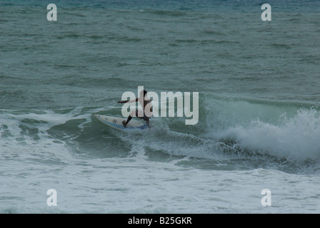 Surfer am Kalim Beach, nördlich von Patong Beach, Phuket, thailand Stockfoto