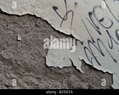 Graffiti auf rissige Oberfläche der Wand Stockfoto