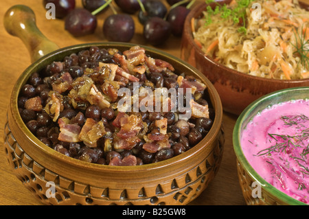 Typisches Essen Lettland. Graue Erbsen mit Speck und Borschtsch. Stockfoto