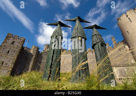 Die Wächter, Skulpturen von "Philip Jackson" vor Arundel Castle in Sussex. Stockfoto