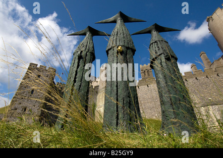 Die Wächter, Skulpturen von "Philip Jackson" vor Arundel Castle in Sussex. Stockfoto