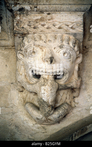 Abbaye De Montmajour Provence Frankreich Benediktinerkloster Schnitzen von Tarasque legendäre Monster der Provence verschlingt einen Mann 12 t Stockfoto