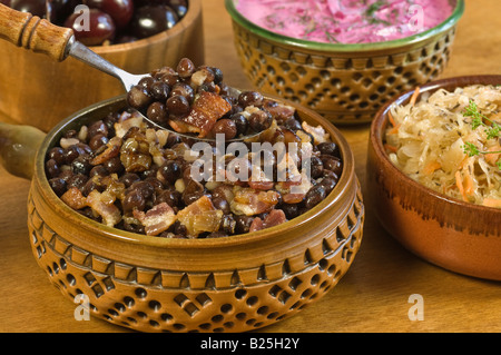 Typisches Essen Lettland. Graue Erbsen mit Speck und Borschtsch. Stockfoto