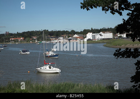 Boote an Liegeplätzen, River Deben, Woodbridge, Suffolk, England Stockfoto