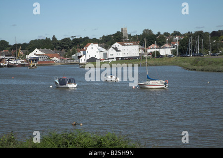 Boote an Liegeplätzen, River Deben, Woodbridge, Suffolk, England Stockfoto