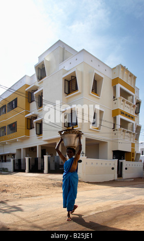 Indische Frau, die die Container auf dem Kopf Laxmana Nagar Kottivakkam Chennai Madras Indien Stockfoto