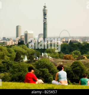 Primrose Hill mit der Londoner Skyline im Hintergrund 2006 bilden keine Modellfreigabe erforderlich unkenntlich Rückansicht des Menschen Stockfoto