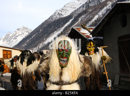 Parade der Tschaeggaetae Maske Träger, traditionellen Karnevalsmasken, Wiler, Lötschental, Wallis, Schweiz Stockfoto