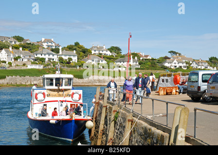 Passagiere steigen aus der Mawes Fähre im Hafen von st.mawes,cornwall,uk Stockfoto