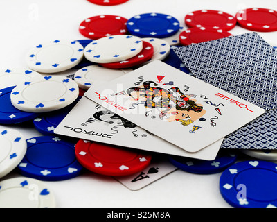 Pokerchips und Jokerkarten auf weißem Hintergrund Stockfoto