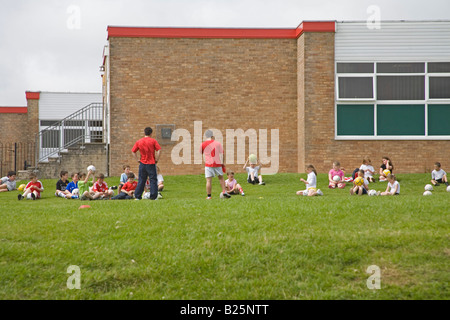 North Wales UK Juli eine Gruppe von Junior School Kinder in einem spiele Lektion auf der Schule Feld Aktivität, die versuchen, die Fettleibigkeit bei Kindern zu schlagen Stockfoto