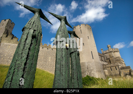 Die Wächter, Skulpturen von "Philip Jackson" vor Arundel Castle in Sussex. Stockfoto