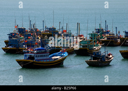 Das unverwechselbare Blau von Mui Ne Angelboote/Fischerboote auf ruhiger See wie sie im Leerlauf während der Tet, das vietnamesische Neujahr liegen Stockfoto