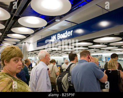 Wartenden durchlaufen UK Grenzkontrolle am Flughafen Heathrow terminal 5, London England UK Stockfoto