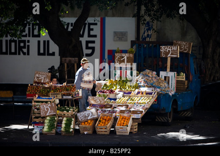 Obst Anbieter entladen frisches Obst vom LKW am Markt Catania, Sizilien, Italien Stockfoto