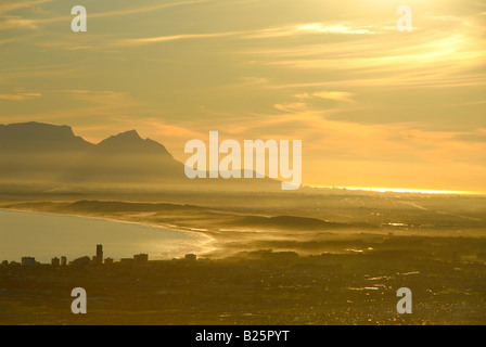 Table Mountain angesehen von der Spitze des Sir Lowry Pass, Südafrika. Links ist der indische Ozean und auf der rechten Seite des Atlantiks Stockfoto