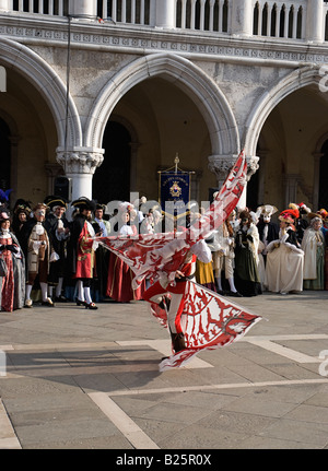 Flagge Wanken Leistung während der Karneval in Venedig 2008 Venedig Italien Europa Stockfoto