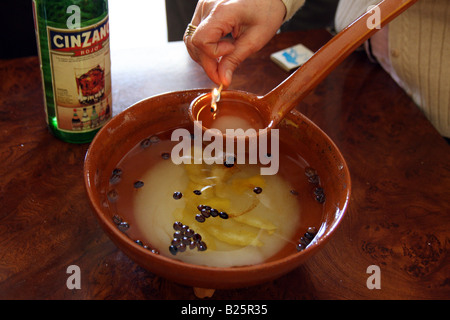 Vorbereitung einer "Queimada" durch Destillation "Aguardiente" mit Zucker, Zitrone und Kaffee Bohnen beim Rezitieren des traditionellen Zaubers Stockfoto