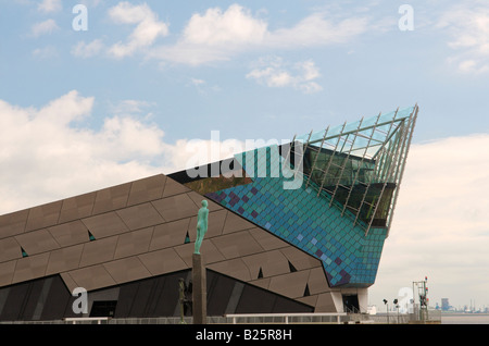 Die tiefen Aquarium Kingston upon Hull mit der isländischen Statue Reise im Vordergrund Stockfoto