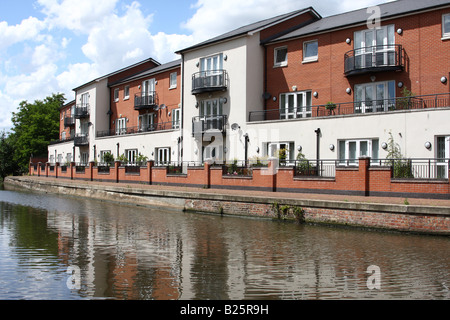 Moderne Ufergegendhäuser in einer Stadt, U.K. Nottingham, England, Vereinigtes Königreich Stockfoto