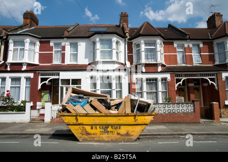 Gelbe überspringen in Wohnstraße in London England UK Stockfoto