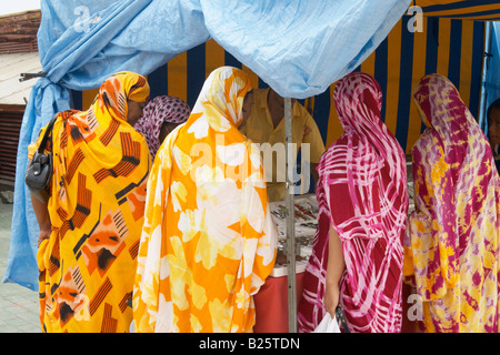Nordafrikanische Frauen in traditioneller Tracht am Marktstand Stockfoto