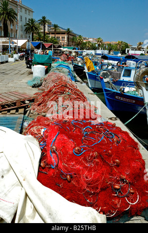 Die bunten Fischernetze bereit am Kai für den nächsten Angelausflug, Ajaccio, Corsica Stockfoto