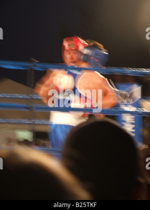 zwei Amateur-Boxer in Aktion in der Boxkampf Stockfoto